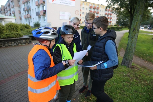Uczniowie Szkoły Podstawowej nr 11 w Wejherowie podczas gry miejskiej EKO Mobilni