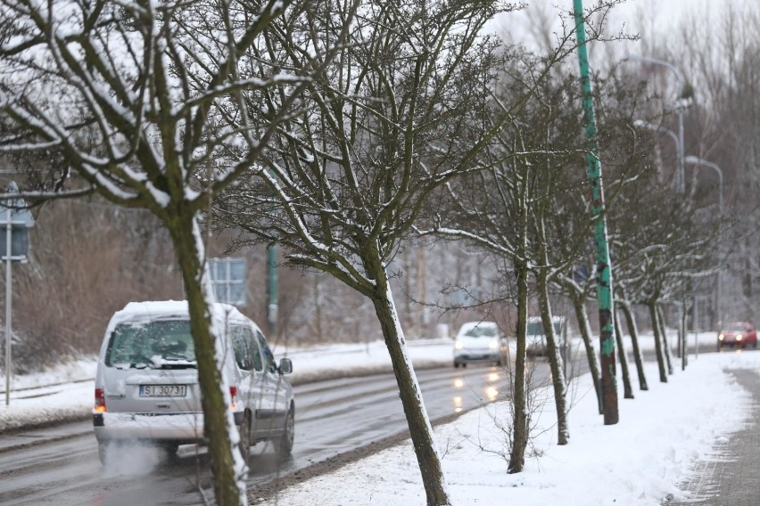 Wróciła zima. Jest ostrzeżenie dla woj. śląskiego. Ślisko na drogach. Zimno, śnieg i śnieg z deszczem