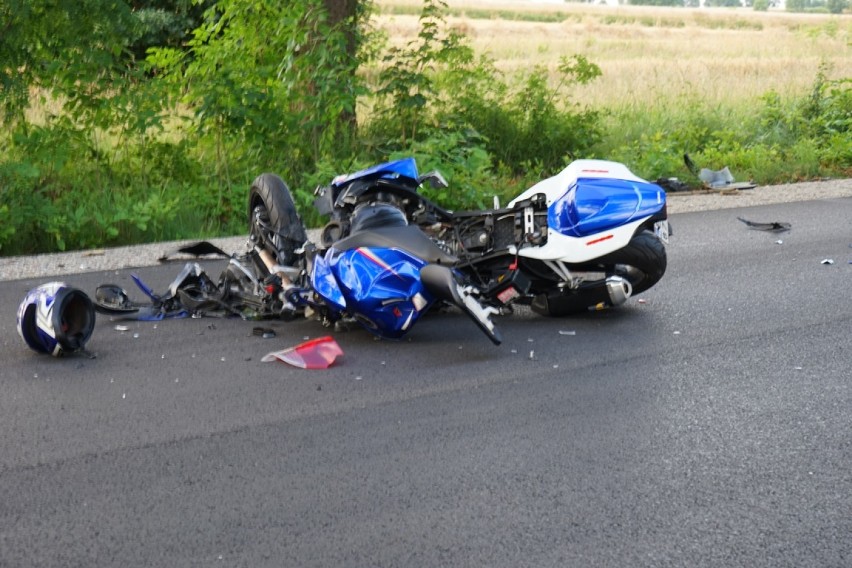 Wypadek w Strzałkowie: Motocykl wjechał w bmw