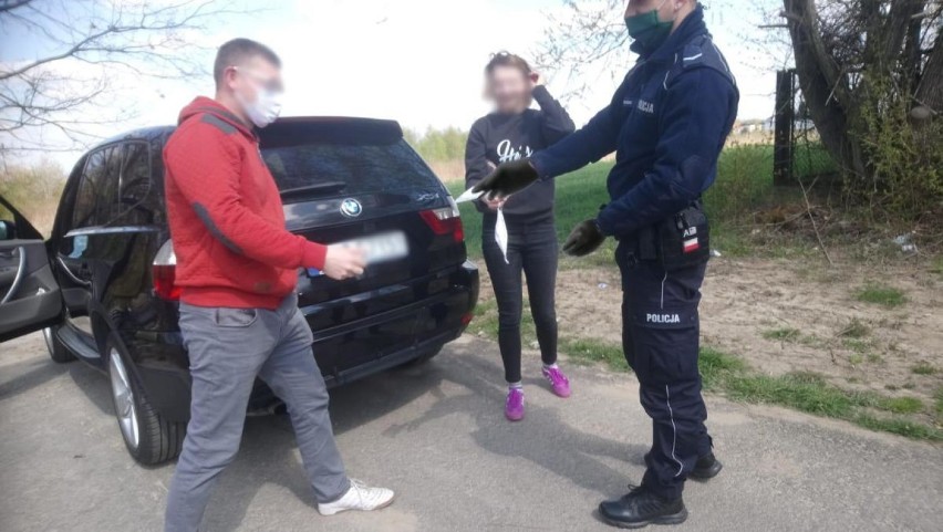 Koronawirus w Bochni. Policjanci rozdawali maseczki ochronne [ZDJĘCIA]