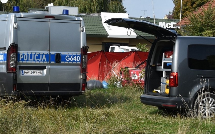 Ciała mężczyzn znajdowały się we wraku porzuconego samochodu...