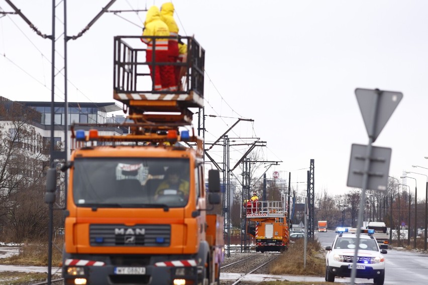 Awaria tramwajowa w Warszawie. Samochód ciężarowy zerwał sieć trakcyjną. "Nie mówimy o uszkodzeniu, tylko o zniszczeniu"  