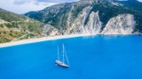 Kefalonia: magiczne miejsce na wakacje w Grecji. Podziemne jezioro, plaża Nicolasa Cage'a i inne zaskakujące atrakcje wyspy