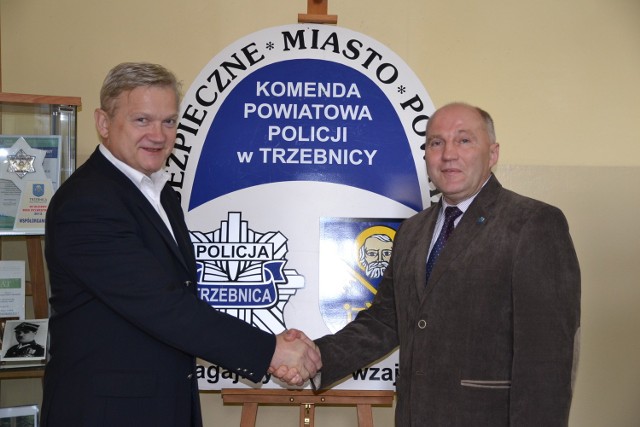 Współpraca pomiędzy Gminą Trzebnica a Komendą Policji w Trzebnicy odbywa się na wielu płaszczyznach i obszarach. Burmistrz Marek Długozima i Komendant Dionizy Dyjak.