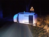 Nocny wypadek w Nowej Wsi Malborskiej. Auto wypadło z drogi i uderzyło w drzewo