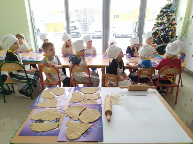 Dzieci z przedszkola Magical World w Jędrzejowie przygotowały świąteczne pierniki. Ciasteczka miały różne kształty.