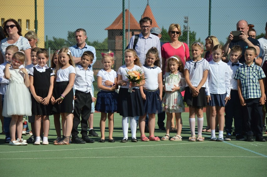 Malbork. Koniec roku szkolnego 2018/19. Tak ze szkołą żegnali się uczniowie "dziewiątki" [ZDJĘCIA]