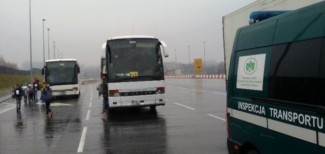 Uczniowie z Pszowa jechali na wycieczkę do Czech niesprawnym autobusem