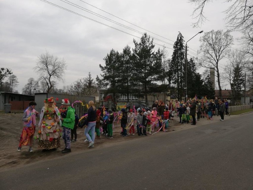 Zbytowa: Uczniowie podstawówki zaprosili do siebie wiosnę [FOTO]