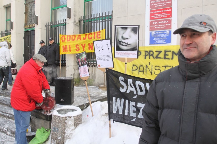 Gdynia: Flesz z przeszłości. 27.01.2010. Pikieta w obronie praw ojca. "Zlikwidować sądy rodzinne"