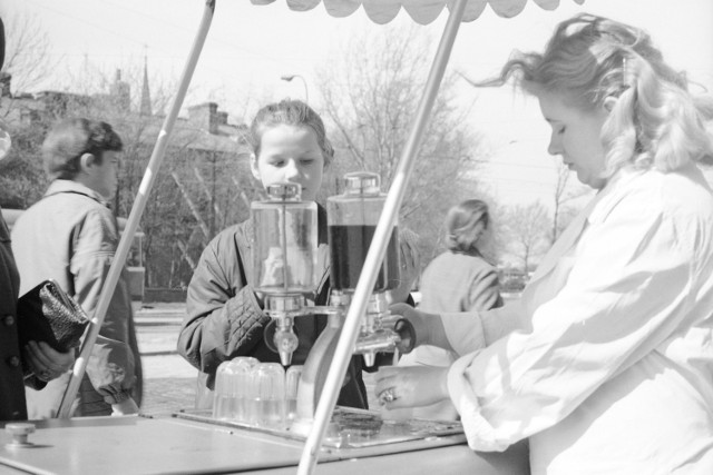 Woda sodowa z saturatora, sprzedawana była w PRL-u na ulicy, często z dodatkiem soku.