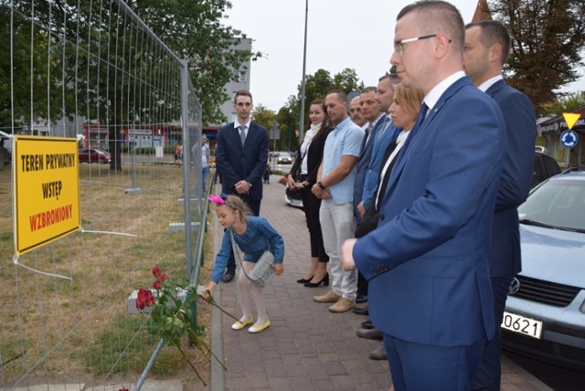 Płot nie powstrzymał mieszkańców przed oddaniem hołdu pomordowanym