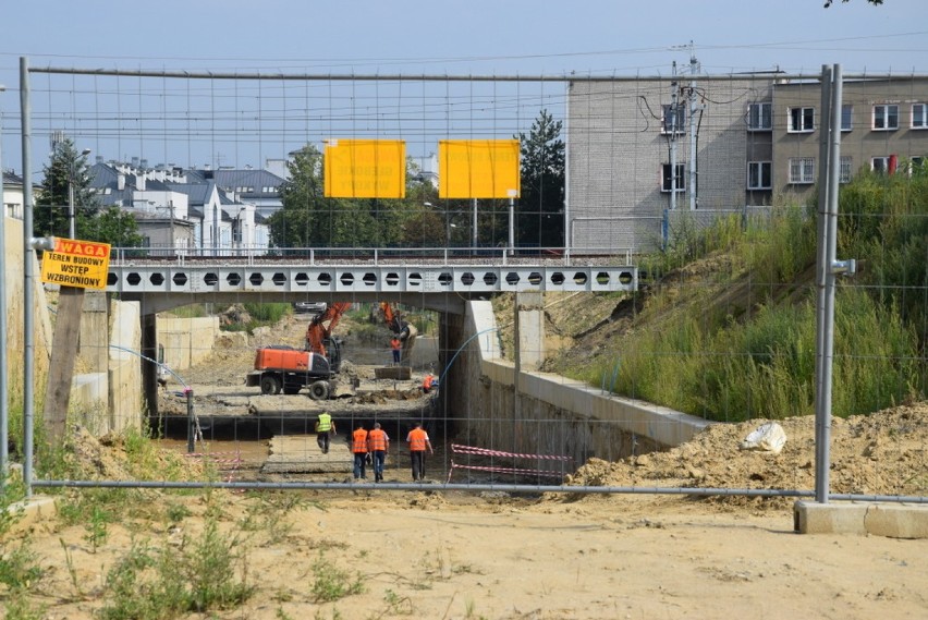 Budowa nowej drogi pod wiaduktem kolejowym na al....