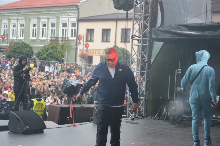 Malik Montana w Skierniewicach. Tłumy nastolatków skandowały z raperem