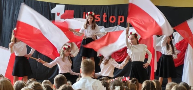 Okazały biało-czerwony taniec z flagami w wykonaniu uczniów kazimierskiej "trójki"