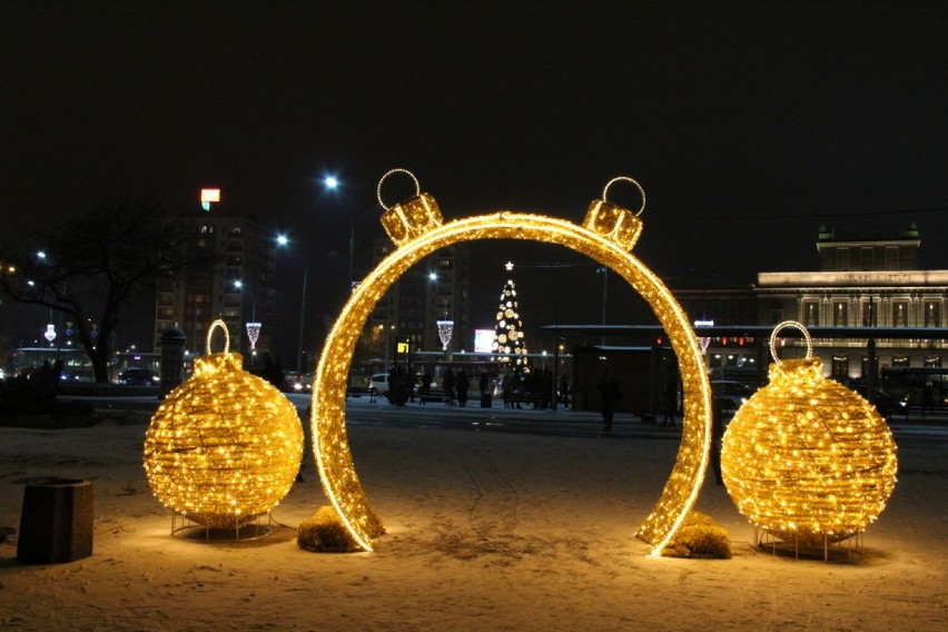 Świąteczne iluminacje rozświetlają wieczorami śródmieście