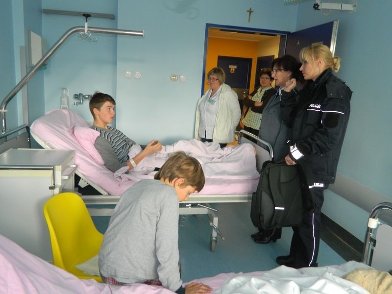 Nietypowa wizyta w wejherowskim szpitalu - chore dzieci odwiedziły policjantki