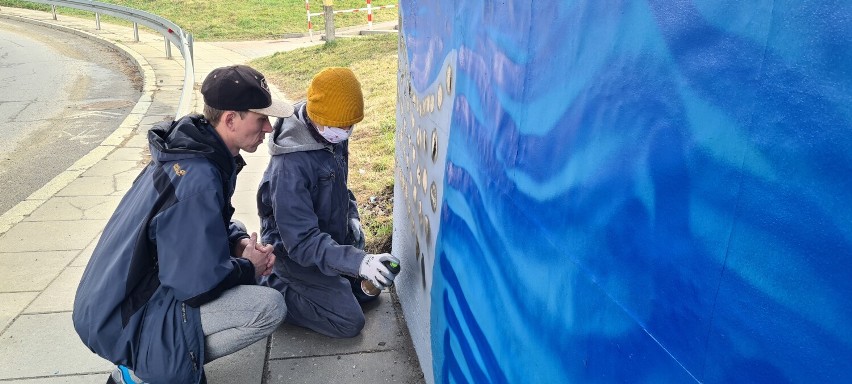 Nowy Sącz. Mgr Mors i cierpiący na autyzm Michał stworzyli razem mural pod wiaduktem na Węgierskiej [ZDJĘCIA]