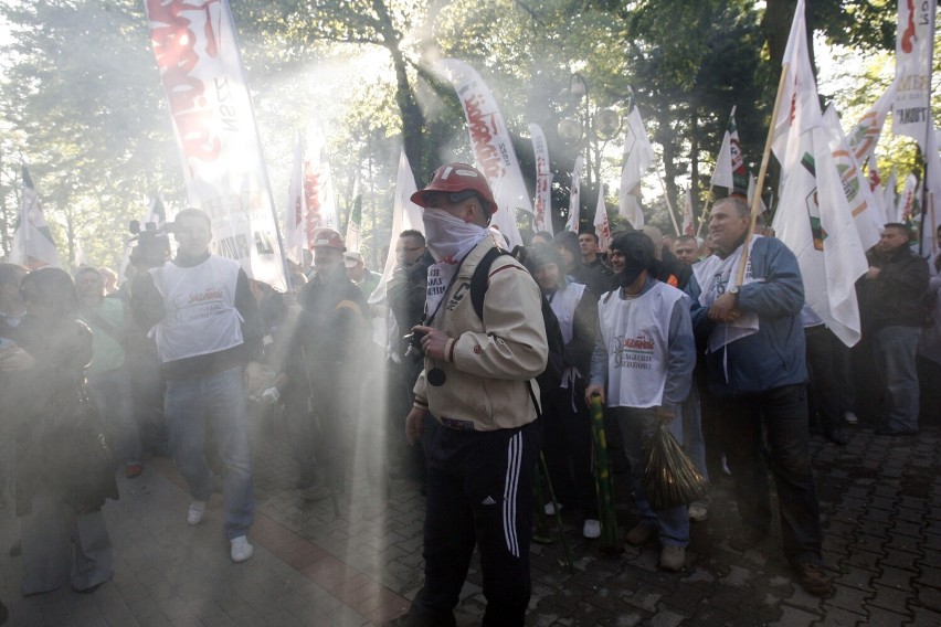 To był największy protest górników przed siedzibą KGHM. Właśnie mija 11 lat, zobaczcie zdjęcia