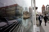 Wandale grasują w Legnicy. Tym razem zniszczyli sklepową witrynę przy ulicy Chojnowskiej, zobaczcie zdjęcia