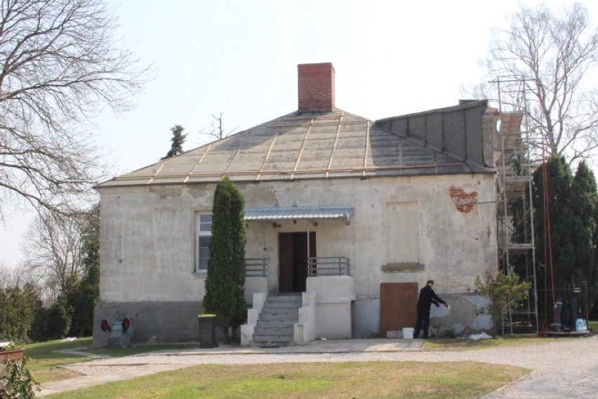 Już od 3 lat trwa remont dachu zabytkowej plebanii w Krzywosądzy [zdjęcia]