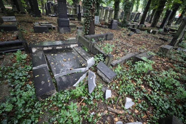 W miniony weekend na cmentarzu żydowskim w Katowicach zniszczono kilkanaście zabytkowych nagrobków