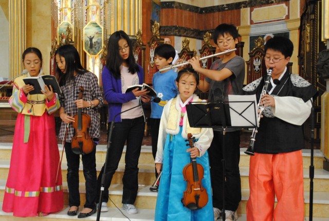 Koreańskie dzieci zaśpiewały pieśń uwielbienia