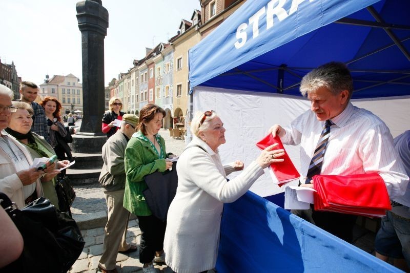 Prezydent i urzędnicy rozdali flagi [ZDJĘCIA, WIDEO]