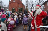 Kartuzy. Mikołaj przyjechał w kabriolecie i obdarował dzieci śmiechem, cukierkami i paczkami