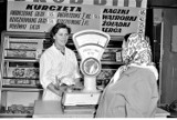 Ceny żywności w czasach PRL-u. Ile kosztowały wtedy chleb, kiełbasa, benzyna i wódka, a ile kosztują teraz?