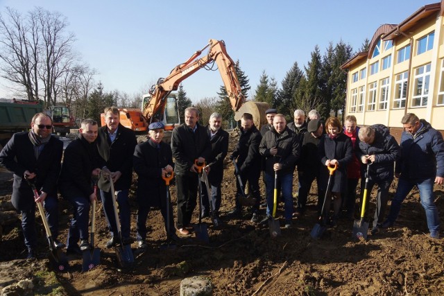 Symbolicznego wbicia łopaty dokonali między innymi przedstawiciele starostwa powiatowego oraz miasta i gminy na czele ze starostą Janem Nowakiem oraz burmistrzem Adamem Bodziochem.