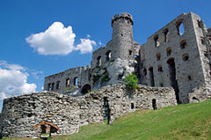 Zamek Ogro­dzie­niec znaj­duje się 60 km od Kra­kowa,...