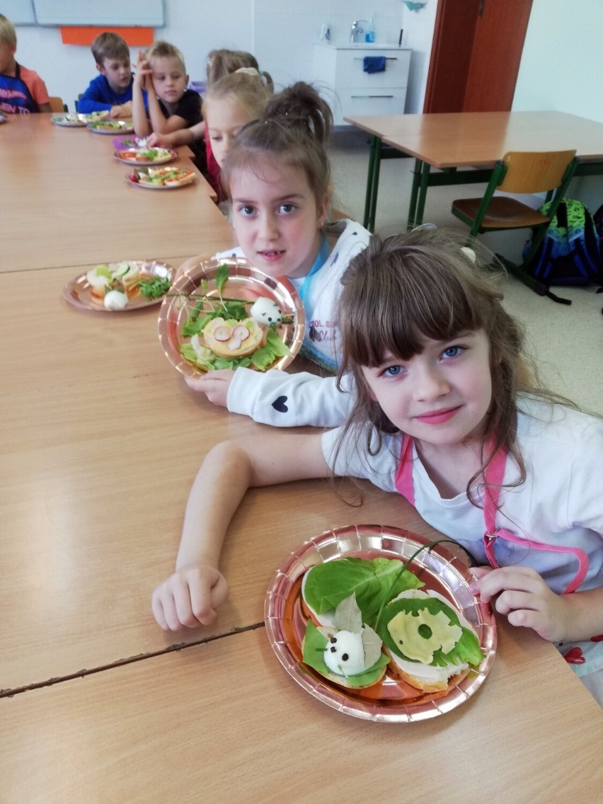 Uczniowie SP nr 6 w Kościerzynie uczestniczyli w zajęciach kulinarnych „Mój pomysł na kanapkę” ZDJĘCIA