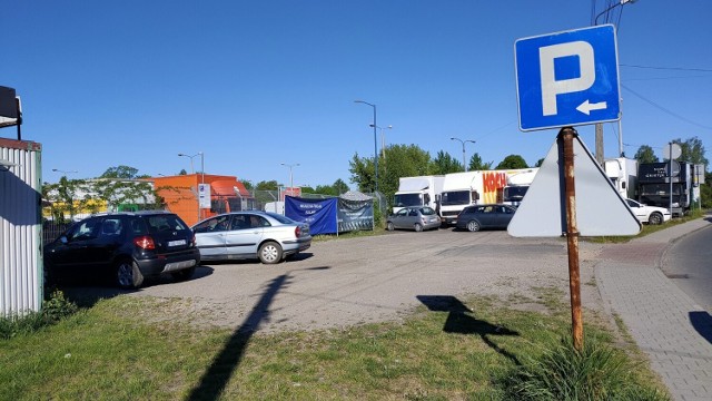 Kawałek miejsca od strony ulicy Brzozowickiej w Będzinie, zwany placem targowym, jest płatnym parkingiem. Kierowcy często wjeżdżają tutaj nieświadomi tego, że za godzinę postoju trzeba zapłacić 10 zł

Zobacz kolejne zdjęcia/plansze. Przesuwaj zdjęcia w prawo - naciśnij strzałkę lub przycisk NASTĘPNE