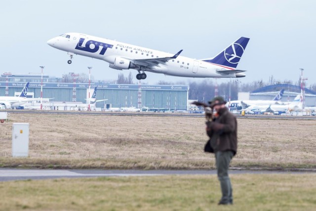 Samolot na upragnione wakacje odleciał bez pana Łukasza. Ten się dowiedział, że karę za nieprawidłowe parkowanie zamieniono mu na... areszt