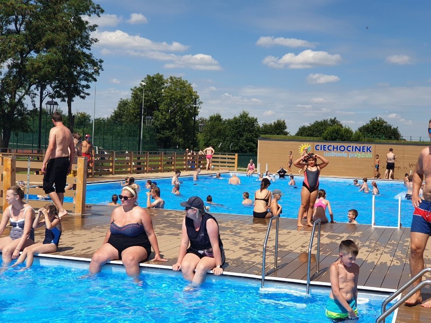 Każdego roku baseny letnie w Ciechocinku przyciągają...