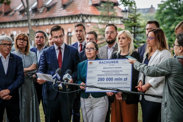 Radni KO i Wszystko dla Gdańska w czwartek 16.07.2020 r. przed sesją Rady Miasta zaprezentowali rachunek, który wystawili szefowi rządu