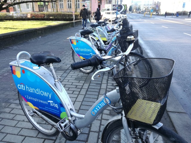 Sezon na wypożyczanie miejskich rowerów zakończył się 30 listopada, ale dziś jednoślady wciąż stoją na ulicach.