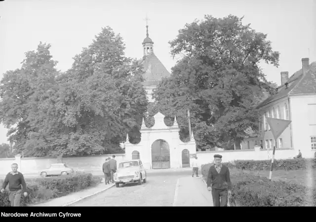 Fotografia przedstawia kościół św. Trójcy gdzie widoczny jest także samochód FSO Warszawa i datowana jest na lata 1965-1966.