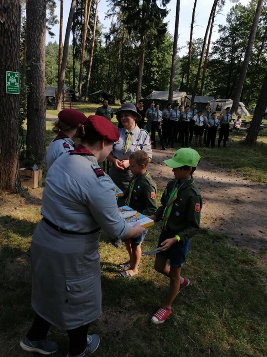 Pruszczańscy harcerze Zośki i zuchy z Bursztynków na obozie. Zdobywali odznaki, przechodzili survival |ZDJĘCIA