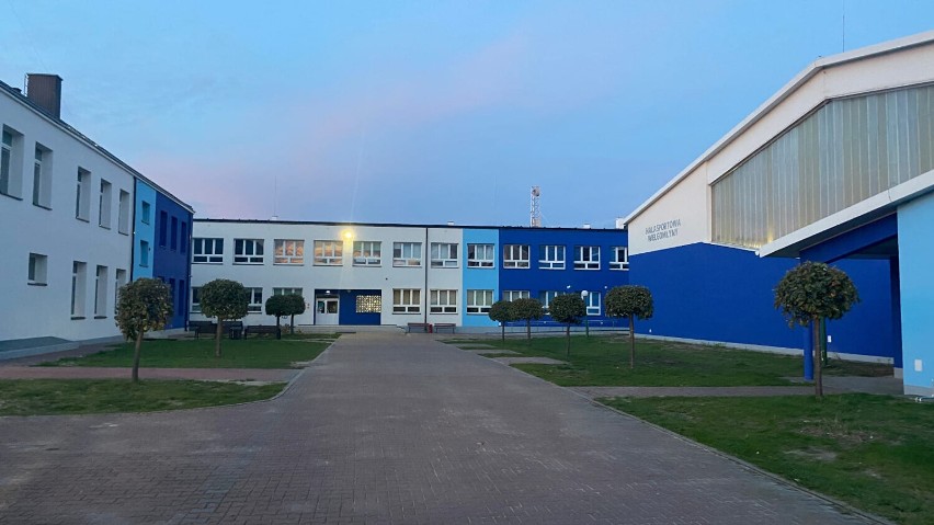 Termomodernizacja szkoły podstawowej w Wielgomłynach zakończona. ZDJĘCIA