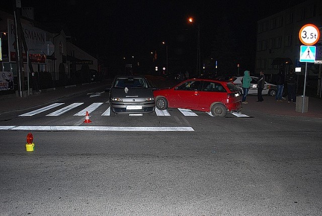 Wypadek w Ropczycach. Zderzyły się dwa samochody i motocyk