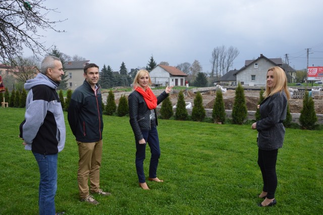 Beata Zipser (z prawej) i Beata i Mariusz Rośkowie oraz Albert Zipser sprzeciwiają się budowie myjni samochodowej pomiędzy ich domami. Nie chcą hałasu, szkodliwych detergentów i brudu