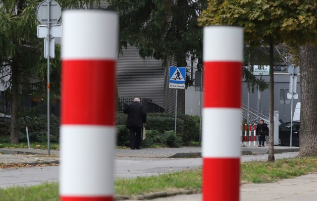 Słupki zamontowane na chodniku ulicy Złotej są niebezpieczne dla osób słabowidzących.