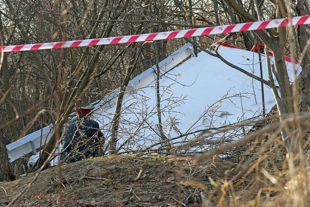 Fragment oderwanego skrzydła prezydenckiego Tupolewa