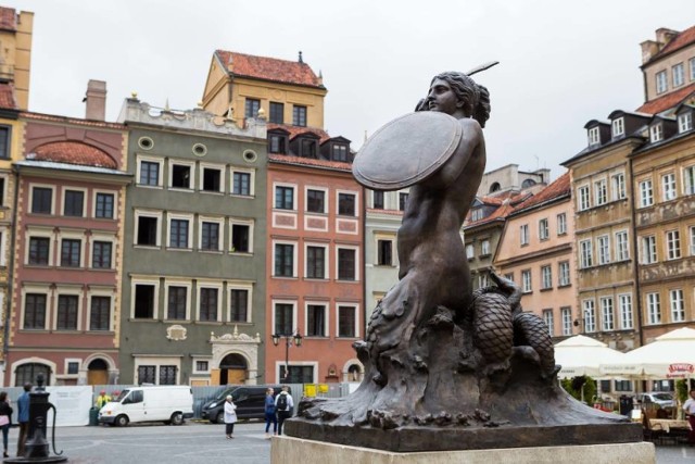 Najchętniej odwiedzanym punktem przez turystów - tych polskich oraz zagranicznych - jest Stare Miasto i Zamek Królewski. 

Zamek Królewski w Warszawie można zwiedzać na kilka sposobów, ale przede wszystkim powinniśmy zacząć od wystaw i tras stałych. Czekają na nas m.in. Trasa Zamkowa, Arkady Kubickiego czy Ogród Górny. Jeśli chodzi o wnętrza, mamy do wyboru m.in. Galerię Owalną, Przedpokój przed Salą Wielką, zwany też Wielką Antyszambrą, Pokój Marmurowy. Więcej informacji o Zamku, w tym cennik i godziny otwarcia, znajdziecie tutaj: 

Zamek Królewski w Warszawie. Godziny otwarcia. Ceny biletów do muzeum

Po wyjściu z Zamku możemy przejść na Rynek Starego Miasta. Jest to prostokątny plac, z którego wychodzi osiem ulic. W centrum rynku stoi pomnik symbolu miasta - warszawskiej Syrenki. Z rynku możemy odbić do wzniesionego w XVI wieku Barbakanu, kościołów, przytulnych uliczek, restauracji i sklepów z pamiątkami.