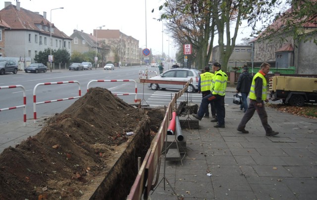 Na głównej drodze prowadzącej do centrum Stargardu układane są kable linii energetycznej.