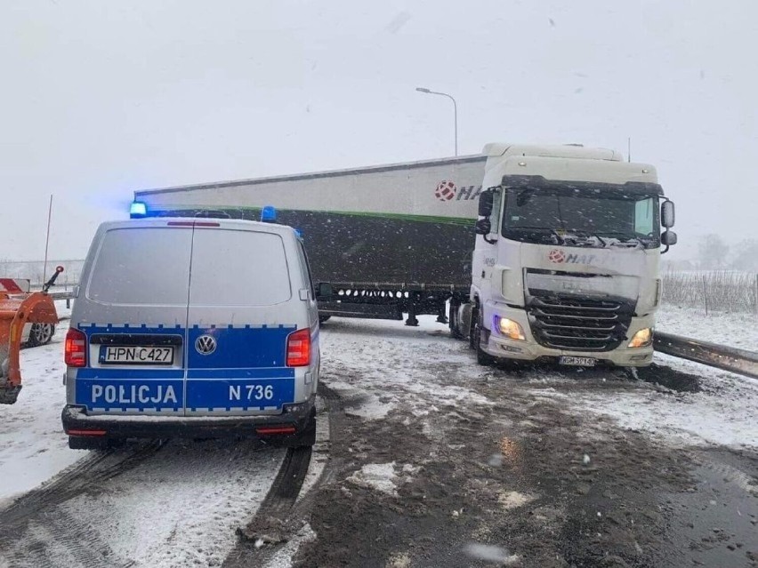 Trudne warunki pogodowe. Samochód cieżarowy na wysokości...