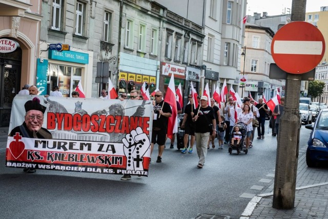 Odwołany z funkcji proboszcza parafii pw. Najświętszego Serca Pana Jezusa w Bydgoszczy ks. prałat Roman Kneblewski nie zgadza się z decyzją biskupa Jana Tyrawy. Środowiska popierające księdza zorganizowały w środę, 26 czerwca, marsz poparcia. 

Przypomnijmy, dekretem bpa Tyrawy z 5 czerwca 2019 r., ks. Kneblewski został odwołany z funkcji proboszcza i przeniesiony na emeryturę. Biskup poinformował też, że ksiądz może zamieszkać w Domu Księży Emerytów im. Jana Pawła II w Bydgoszczy.

(sier)

Więcej zdjęć na następnych stronach.