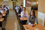Egzamin gimnazjalny 2018 w Rybniku: Gimnazjaliści z Powstańców zakończyli egzaminy testem z języka obcego ZDJĘCIA